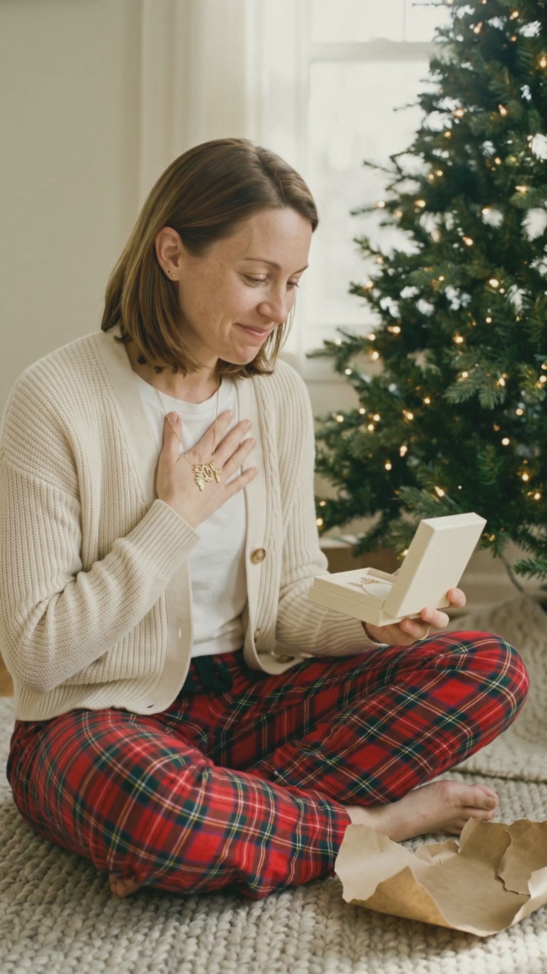 Video: a mom opens her kids’ names necklace on Christmas morning